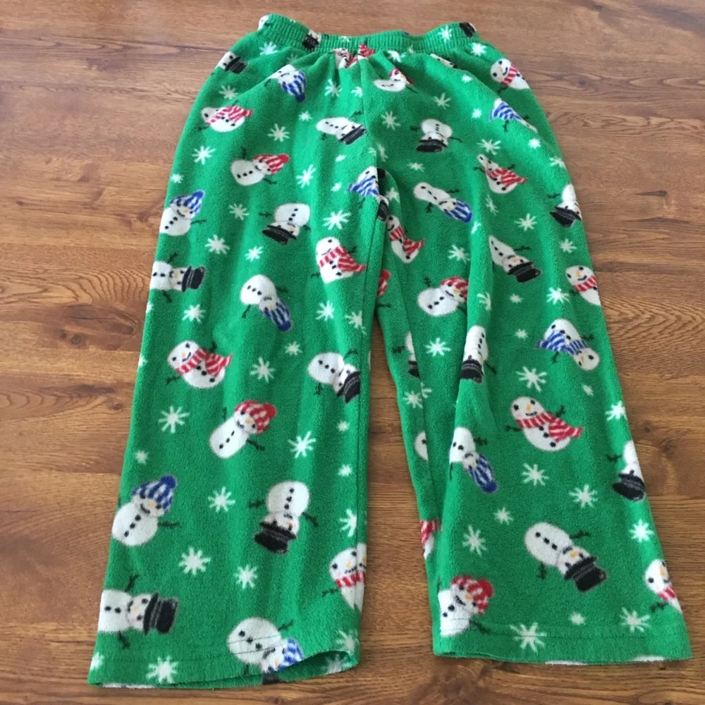 Kids size small green winter pajama set with snowmen